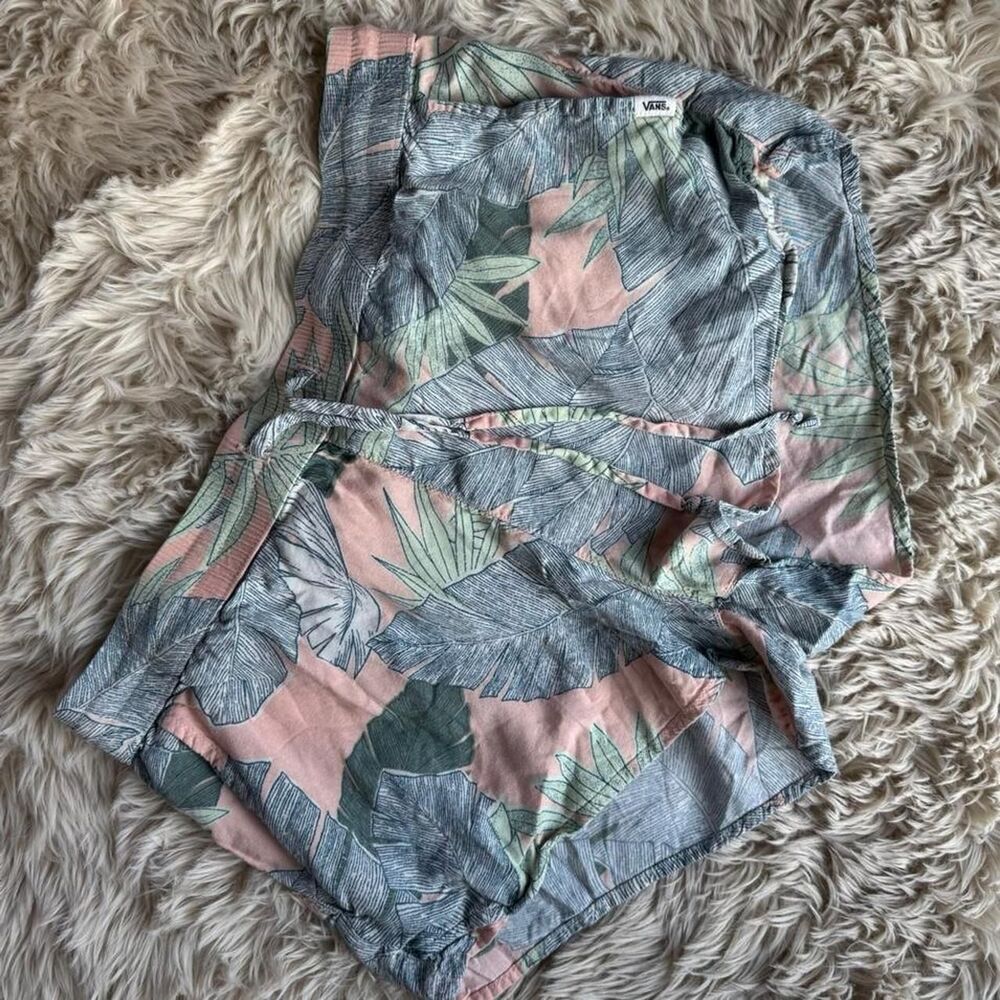 Vans Women's Vans Low Rise 2 Inch Inseam Shorts Small EUC